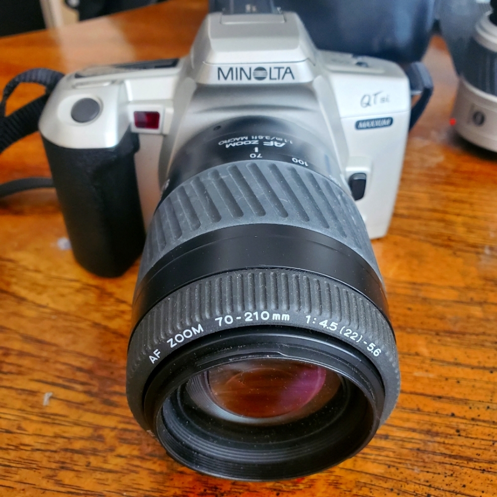 Minolta Maxxum QTsi 35mm camera with extra lense.